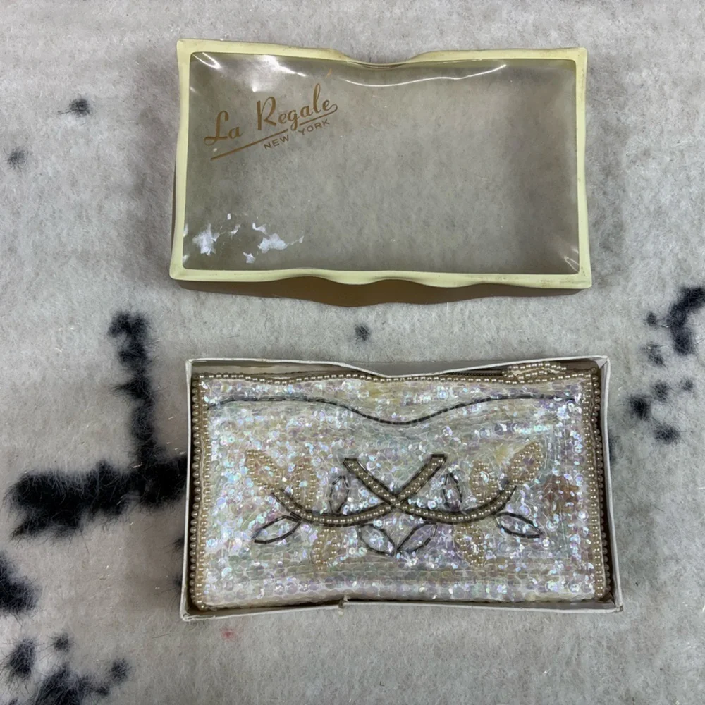 La Regale Women’s Ivory Embroidered Vintage Sequin Clutch Bag